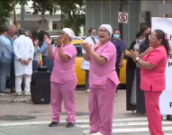 Imagen de personal médico protestando en los exteriores del Hospital León Becerra.