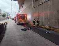 Bomberos, vigilantes de la Agencia Metropolitana de Tránsito (AMT) y personal de medicinal legal atendieron la emergencia.