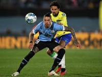 Jugadores de Uruguay y Brasil disputando el balón.