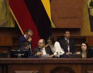 Henry Kronfle y Viviana Veloz en sel pleno de la Asamblea.