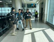 Foto de la llegada de Aron Sebastián L. a Quito, tras extraditado desde Colombia por el delito de asesinato.