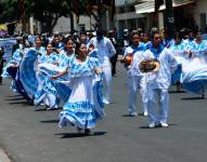 Jóvenes participando de un pregón cívico por los 204 años de Independencia de Guayaquil.