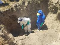 Los técnicos hacen excavaciones en el Cementerio Municipal de Picaihua, en Ambato (Tungurahua).