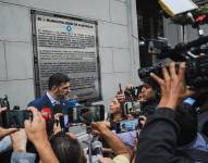 Imagen de Aquiles Álvarez develando la placa que conmemora la Provincia Libre de Guayaquil, en la calle República de Guayaquil.