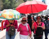 Mujeres sostienen sombrillas para protegerse del sol en la Ciudad de México (México).