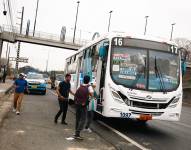 Imagen de un bus recorriendo la avenida Perimetral de Guayaquil.