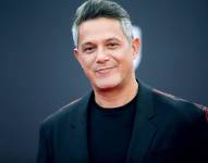 Alejandro Sanz es un reconocido cantautor español que ha dejado una profunda huella en la música latinoamericana con su estilo romántico y letras conmovedoras. A lo largo de su carrera, ha obtenido numerosos premios Grammy y ha vendido millones de discos en todo el mundo.