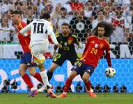 Momento de la mano no sancionada del jugador español, Marc Cucurella.