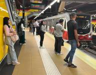 Un grupo de usuarios del Metro de Quito en la estación de Iñaquito, en plena zona financiera y bancaria de la capital.