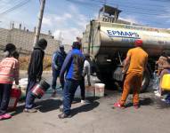 El agua potable se distribuye en los varios mediante tanqueros.