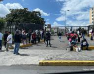 Un grupo de estudiantes en la puerta de ingreso a la Escuela Politécnica Nacional, en Quito.