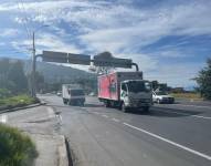 Miles de vehículos circulan diariamente en la avenida Simón Bolívar de Quito.