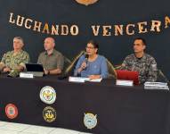 De izquierda a derecha, Jaime Vela, jefe del Comando Conjunto de las Fuerzas Armadas; Giancarlo Loffredo, ministro de Defensa; Mónica Palencia, ministra del Interior, y Víctor Zárate, comandante de la Policía Nacional.