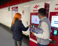 Personal especializado ayuda a los usuarios a utilizar las máquinas ATM del Metro de Quito.