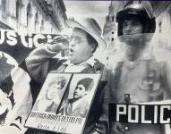 Pedro Restrepo Bermúdez (izq.) en una manifestación.