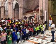 Un grupo de niños cantándole a la Navidad.