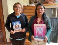 Isabel Cabrera (izq.) y Alba Mugmal muestran los papelógrafos con las fotos de sus madres desaparecidas.