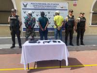 Los sospechosos fueron llevados a las instalaciones del comando policial del Distrito Manuela Sáenz.