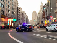 Imagen de archivo de un auto de la Policía Nacional de España recorriendo las calles de Madrid.