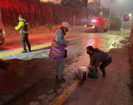 Vecinos brindan agua a los bomberos la mañana de este 25 de septiembre