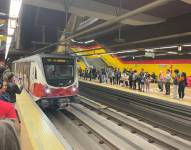 El Metro de Quito funciona desde el 1 de diciembre de 2023 y cuenta con 18 trenes.