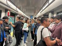 Un grupo de usuarios al interior del Metro de Quito.