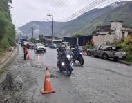 Obreros haciendo trabajos en la carretera E30 Baños -Puyo sector La Merced.