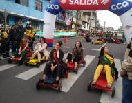 Reina de Quito y su corte de honor en una competencia de coches de madera en el 2019.