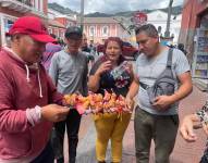 Richard Martínez vende capibaras de juguete en las calles Chile y Cuenca del Centro Histórico de Quito.