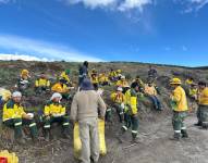 Parte del equipo que ayudó a controlar el incendio mientras se alimenta.