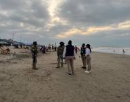 Militares patrullan en las playas de Esmeraldas durante los feriados.