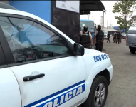 Imagen de una patrulla policial ingresando a la Penitenciaría del Litoral.