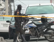 Imagen de un policía en un operativo tras el asesinato de una persona en el noroeste de Guayaquil. Foto de archivo.