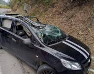 El auto quedó destruido por la caída de la roca.