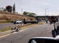 Un poste eléctrico quedó destruido por el choque.