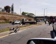 Un poste eléctrico quedó destruido por el choque.