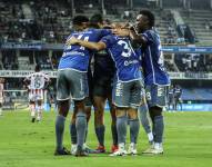 Los jugadores de Emelec celebran uno de los goles anotados a Técnico Universitario por Liga Pro