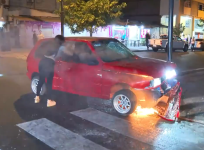 Un hombre ebrio intentó asfixiarse en su carro tras chocar contra un poste, en el sur de Guayaquil