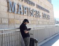 Fotografía de archivo de un pasajero que espera afuera en la terminal del aeropuerto internacional Mariscal Sucre en Quito.