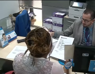 Imagen de una cliente siendo atendida por un asesor de Banco del Pacífico.