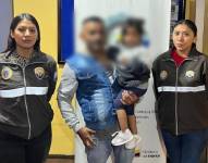 Las agentes de la Policía Nacional acompañaron a la niña y un allegado.