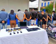 Foto de nueve personas detenidas en Huaquillas, El Oro, entre ellos, cuatro policías peruanos.