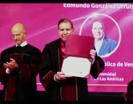 Edmundo González recibe un Doctorado Honoris Causa de la UDLA.