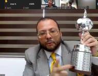 Pedro Moreira, sosteniendo un miniatura de la Copa Libertadores.