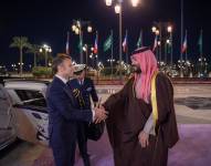 Imagen cedida del príncipe heredero y primer ministro de Arabia Saudí, Mohamed bin Salmán (dcha) y el presidente de Francia, Emmanuel Macron.