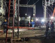 Imagen de trabajadores de CNEL en una estación eléctrica.( CNEL )