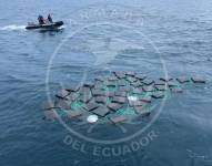 Los 45 bultos de droga fueron abandonados en el mar.