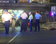 Imagen de la escena del crimen en el paso elevado de las avenidas Pío Jaramillo y 25 de Julio, donde dos guardias de seguridad fueron asesinados la tarde del miércoles 18 de diciembre.