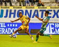 Pedro Pablo Perlaza, jugador del delfín, lanza un centro en el partido ante Técnico Universitario