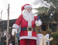 Artesanos no tendrán listos los monigotes gigantes en el suburbio de Guayaquil debido a los cortes de luz.